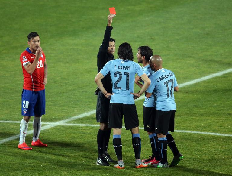 Cavani de mal en peor: expulsado en eliminación de Uruguay en cuartos
