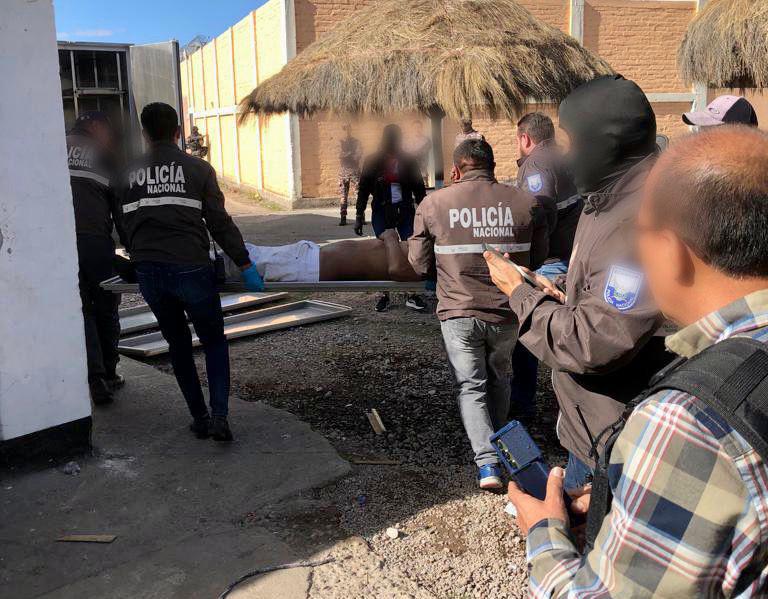 Imagen proporcionada por la Fiscalía sobre el levantamiento de tres cadáveres en la cárcel de Chimborazo.