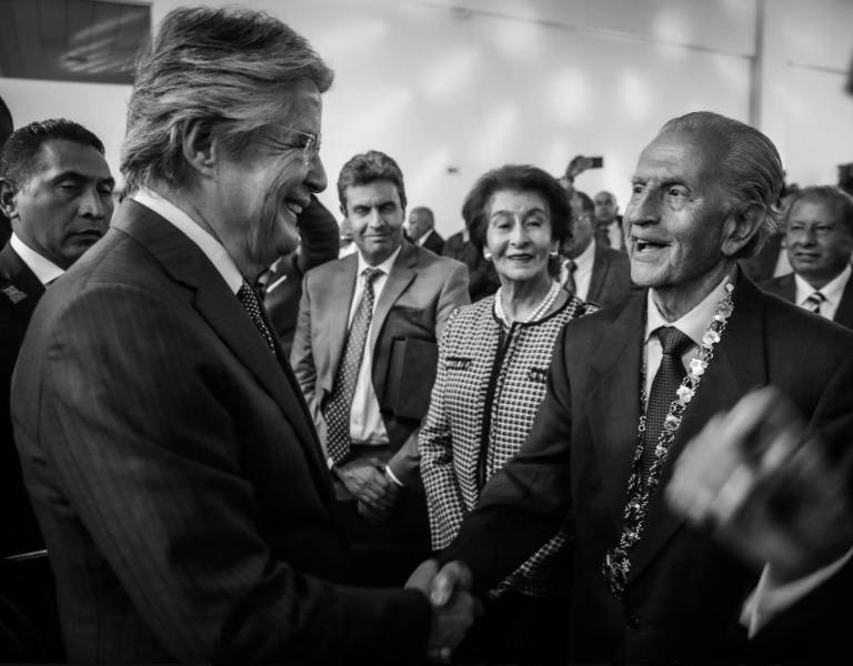 Guillermo Lasso saluda con Rodrigo Borja.