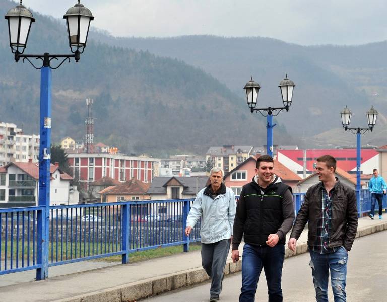 Nacido de una violación durante la guerra, joven bosnio busca a sus padres biológicos