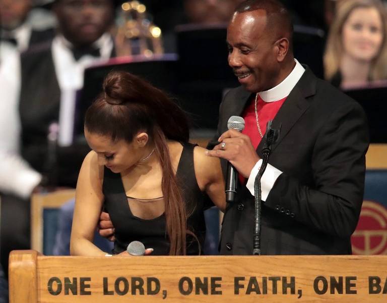 Acusan a obispo de tocar más de la cuenta a Ariana Grande