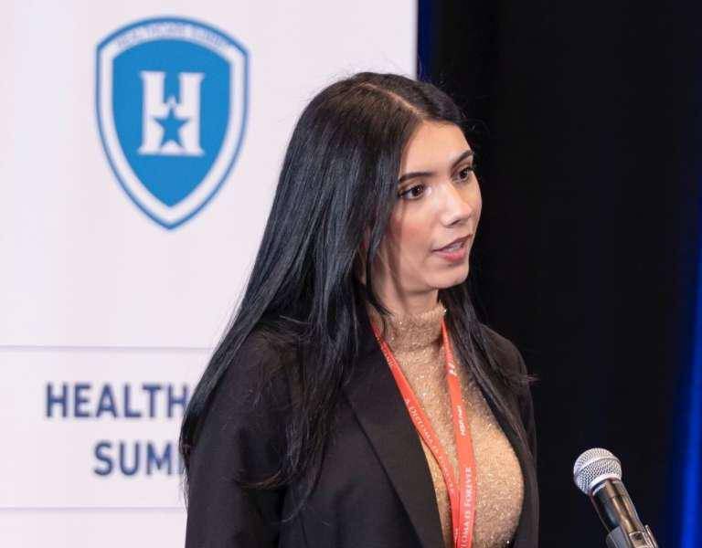 Candidata colombiana a Congreso de EE. UU. quema ejemplar del Corán y llama a parar el Islam