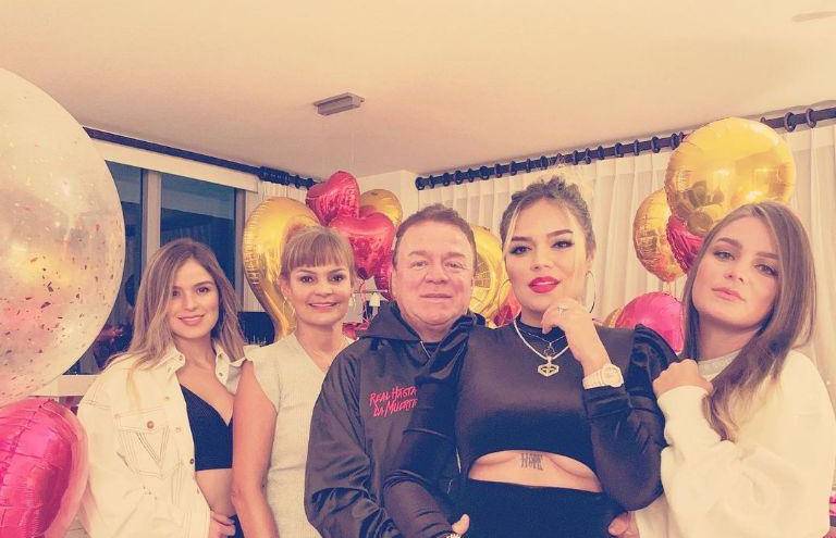 Imagen de archivo de Karol G y su familia.