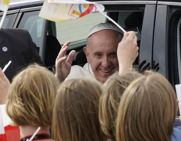 El papa llega a Polonia conmocionado por &quot;un mundo en guerra&quot;