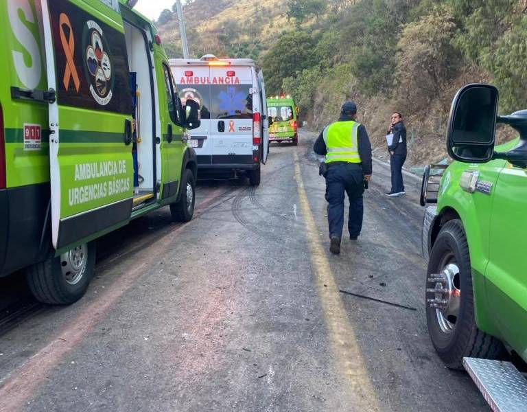 Al menos 14 muertos al volcarse un autobús en el centro de México