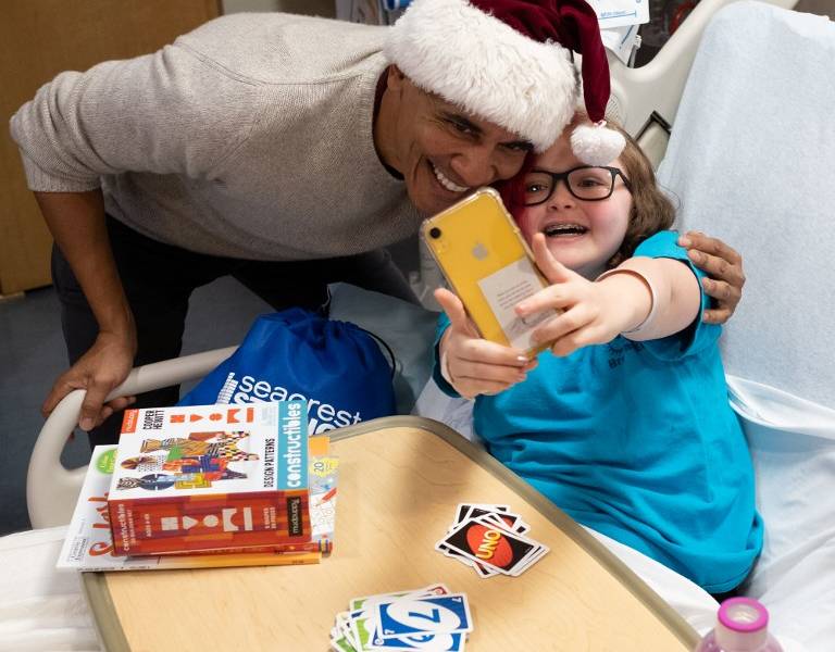 Barack Obama entrega regalos en hospital de niños