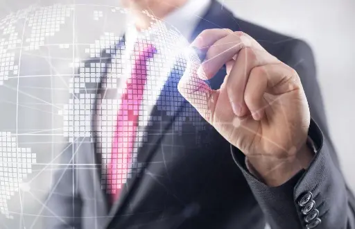 Imagen referencial de una persona señalando los índices del riesgo país.