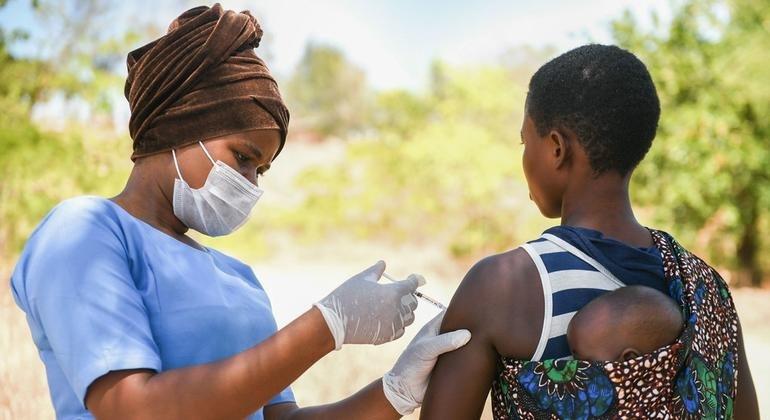 La OMS reitera la importancia de vacunar al 70% de la población mundial y recomienda cuarentena de 14 días