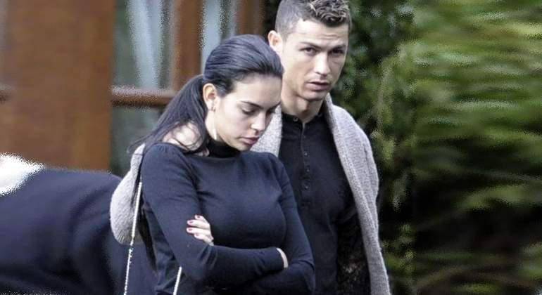 Archivo. Georgina Rodríguez junto a Cristiano Ronaldo. Su padre falleció a los 70 años tras luchar contra una enfermedad por casi dos años.