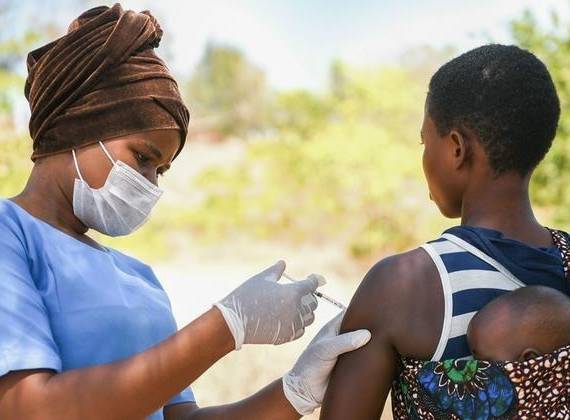 Una mujer recibe la vacuna contra la COVID-19 en el distrito de Kasungo, en Malawi.UNICEF05/1/2022