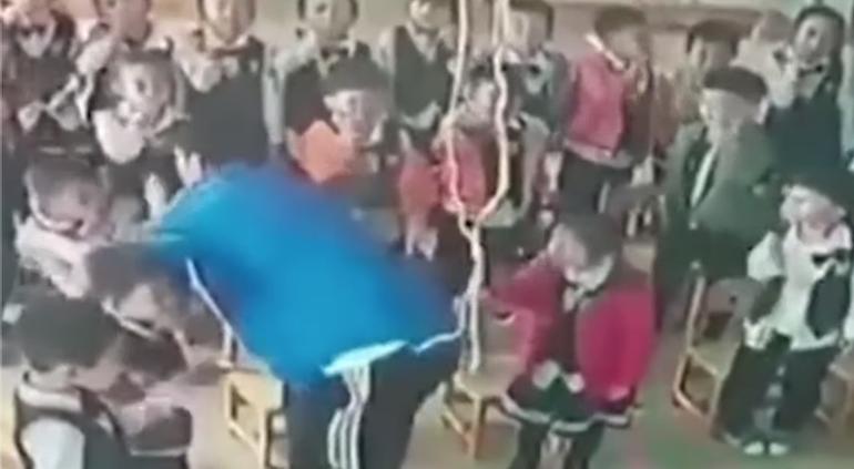 Maestro obliga a niños a abofetearse en China