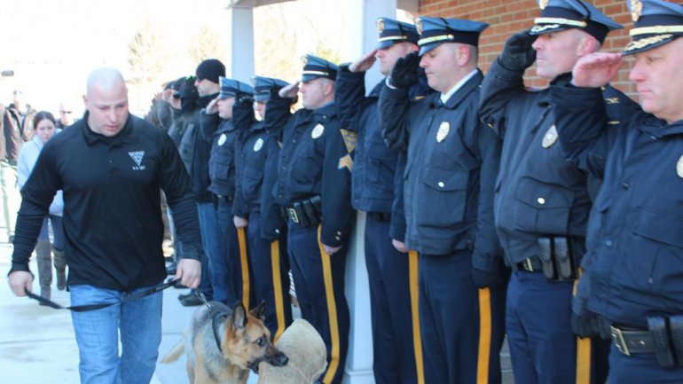 Emotiva despedida a un perro policía en Estados Unidos