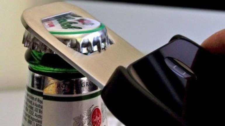 Ahora los smartphones también destapan botellas