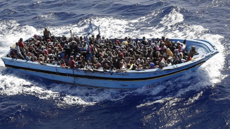 La UE prolonga hasta finales de 2018 operación contra traficantes de migrantes