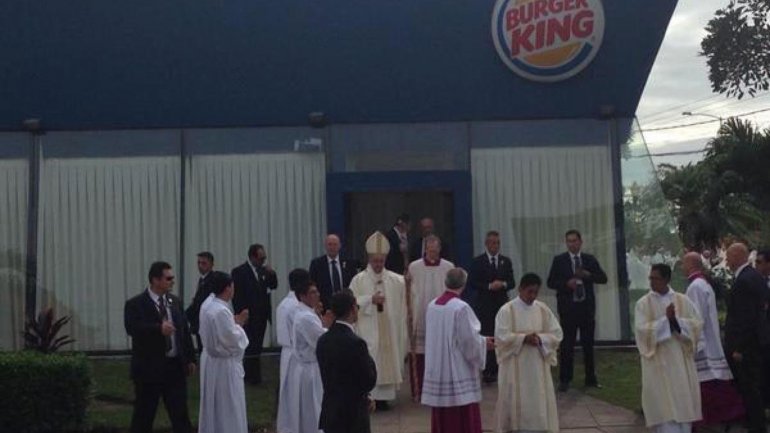 Transforman un Burger King de Bolivia en una sacristía para el Papa