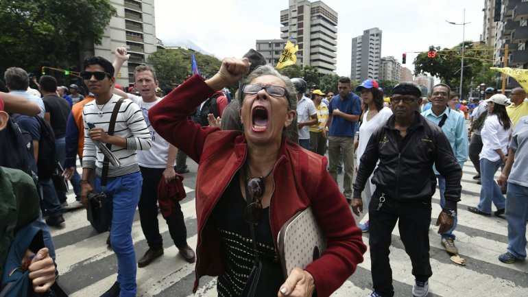 Opositores se concentran ante corte venezolana para presionar revocatorio
