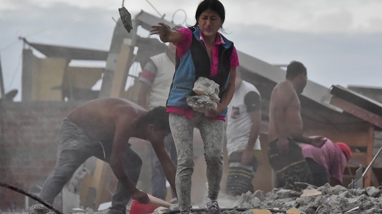 Correa cifra en 3.000 millones de dólares pérdidas por terremoto