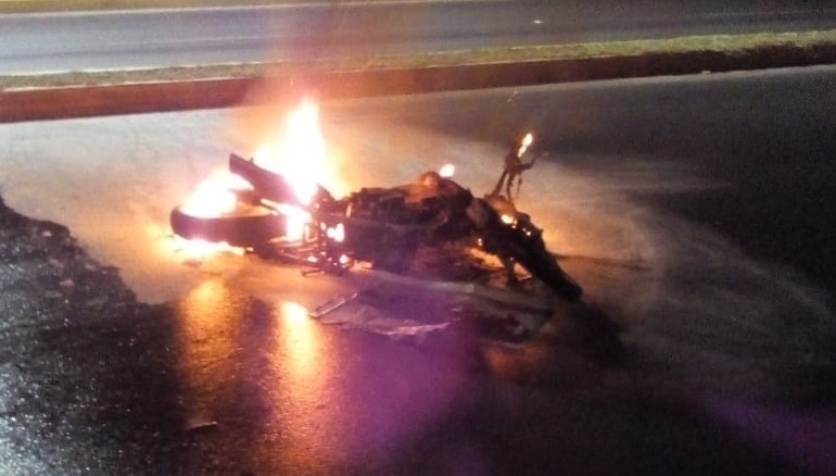 Motociclista muere quemado tras impactarse contra carro en Guayaquil
