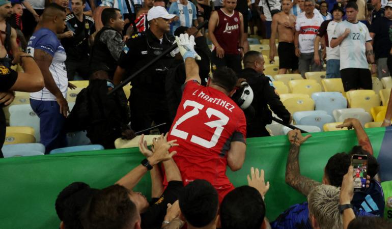 Dibu Martínez se avienta sobre un policía en pleno Brasil vs. Argentina