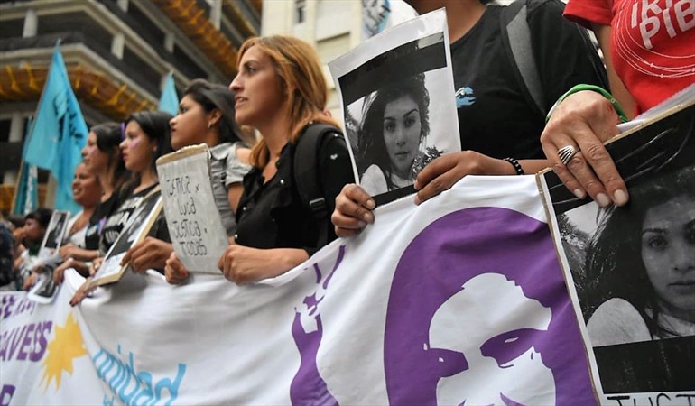 Miles de argentinas marchan contra absolución de acusados de femicidio