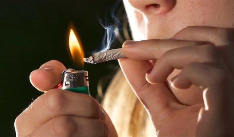 Sentencian a mujeres que enseñan a niños a fumar marihuana