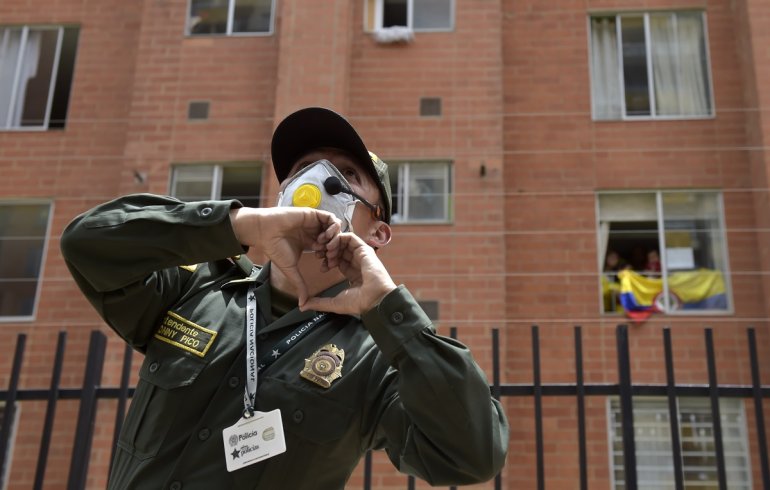 Las curiosas clases de zumba de la policía colombiana para las personas en cuarentena