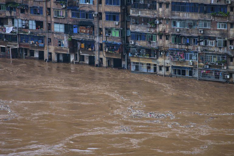 Lluvias e inundaciones dejan al menos 120 muertos en China