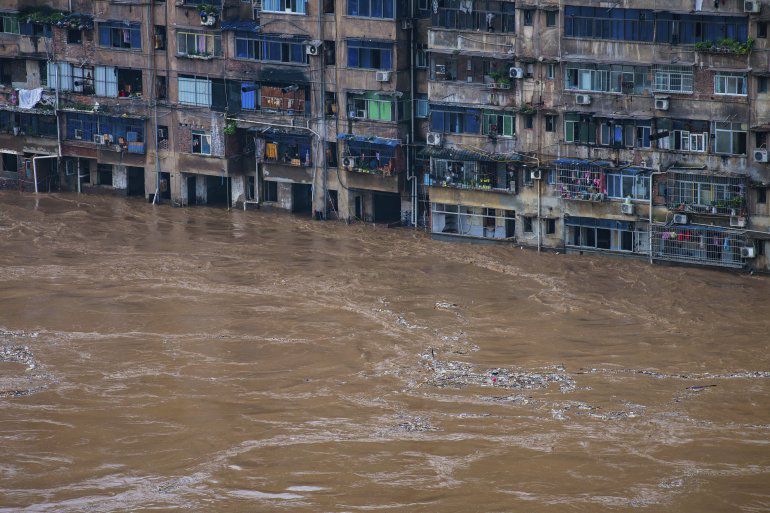 Lluvias e inundaciones dejan al menos 120 muertos en China
