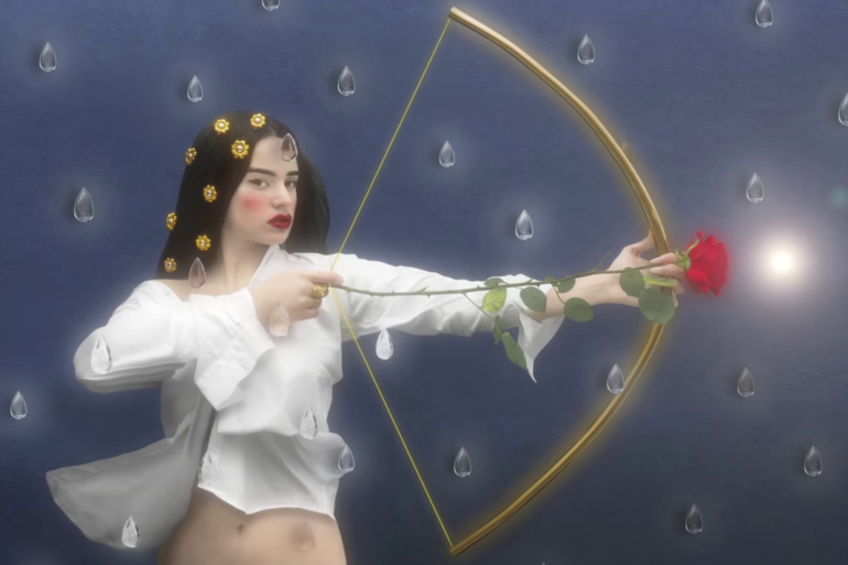 En la colaboración con el artista visual Filip Ćustić creó un ambiente etéreo influenciado por el barroco y el renacimiento para El Mal Querer.