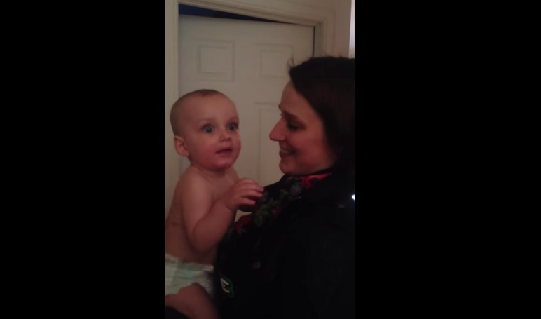 (VIDEO) El bebé que se queda en shock al conocer a la gemela de su madre