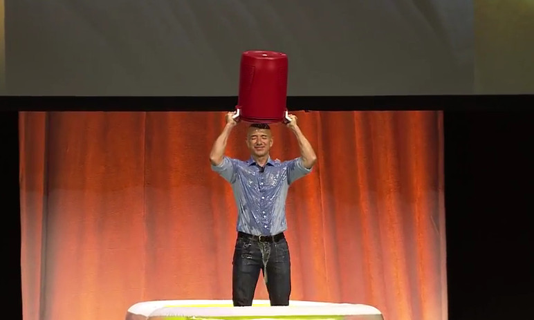 Famosos se dan un baño de agua helada por la esclerosis