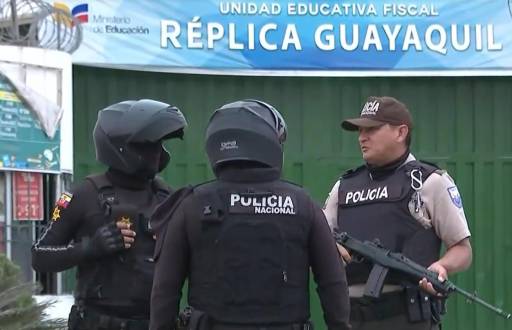 La policía brindan seguridad en los exteriores de la Unidad Educativa Fiscal Replica Guayaquil ante el incremento de la inseguridad y la violencia en la provincia del Guayas.