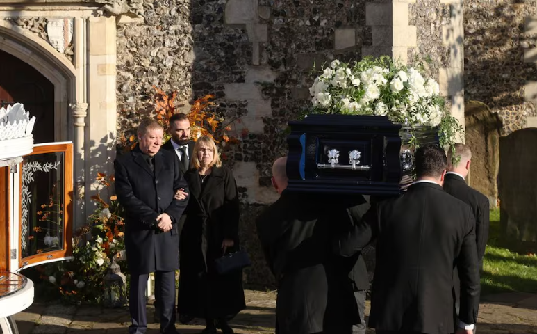 Karen y Geoff Payne, padres de Liam Payne mirando emocionados a la llegada de los restos mortales de su hijo