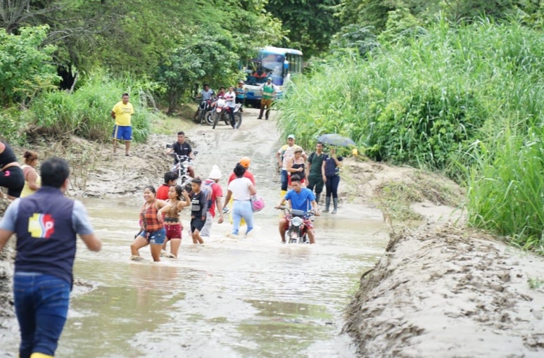 250 familias afectadas tras desbordamientos de ríos en Pedro Carbo e Isidro Ayora