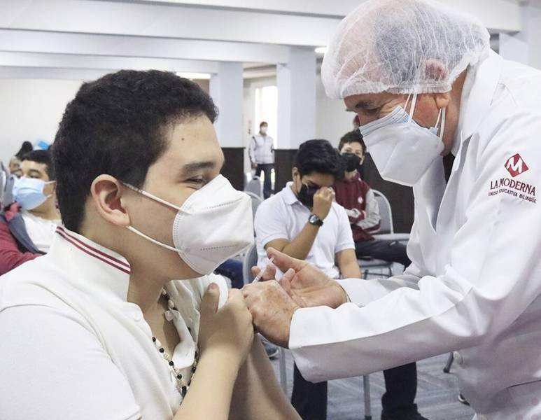 Guayaquil: Por ahora estudiantes reciben una sola dosis de la vacuna Pfizer