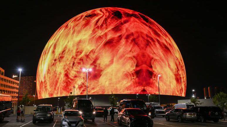 4 datos que muestran la magnitud de la gigantesca esfera inaugurada en Las Vegas con un concierto de U2