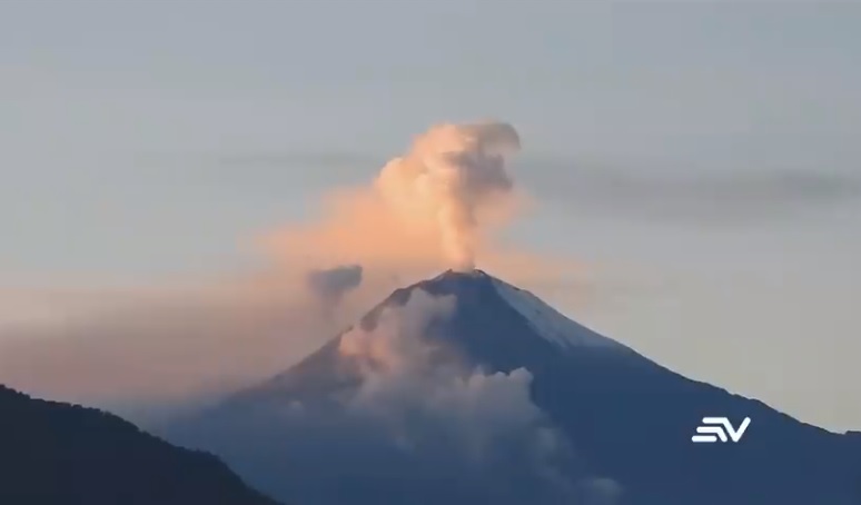 Volcán Sangay incrementa su actividad y bota ceniza