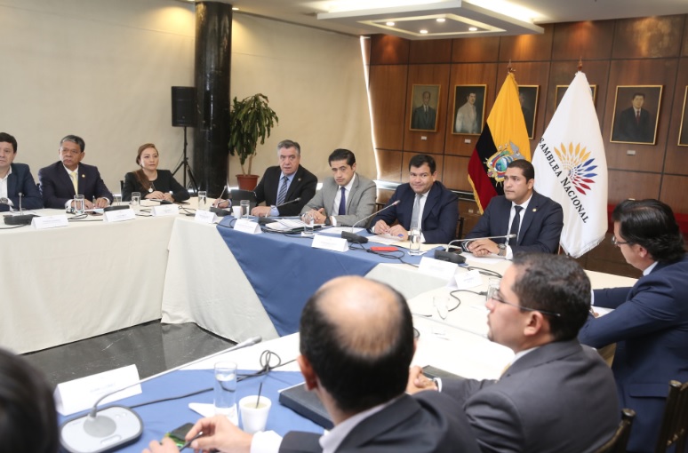 Asambleístas y ministro de Finanzas analizan medidas económicas