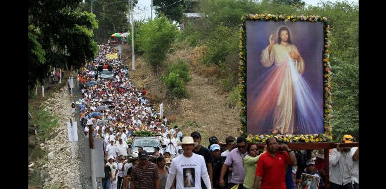 Miles de fieles participan en procesión de la Divina Misericordia