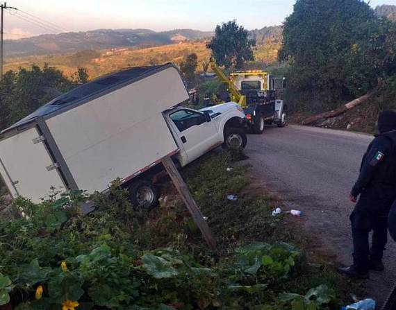 Fotografía de un vehículo accidentado este domingo, en una carretera de México.