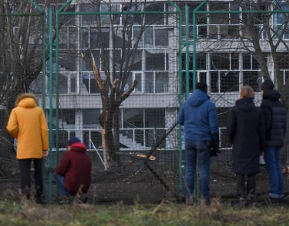 Ciudadanos ucranianos observan ayer 31 de diciembre los daños causados por los misiles rusos.