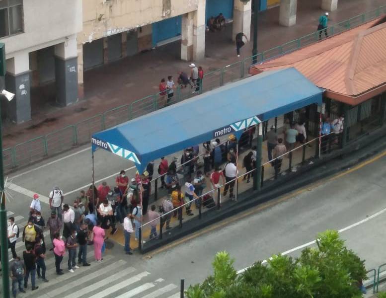 Guayaquil: restricciones provocan aglomeración en buses y paradas de la Metrovía