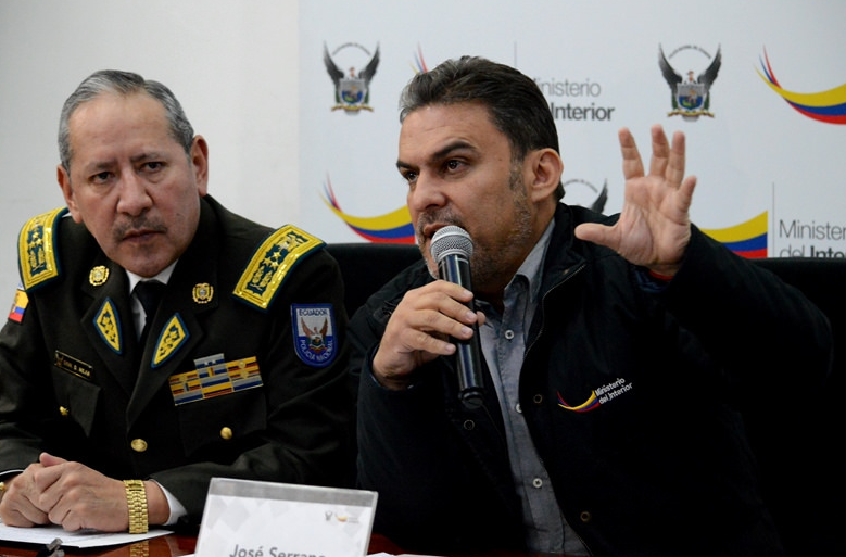 Policía que agredió con su casco a un manifestante será investigado