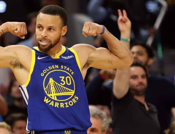 Curry lideró una actuación coral de los Warriors, en los que todos los integrantes de su quinteto inicial aportaron al menos diez puntos, y tumbaron a unos Mavericks sin brillantez.