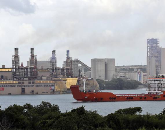 Fotografía de un barco frente a una planta de energía flotante en el puerto de Mariel, oeste de La Habana, en una fotografía de archivo.