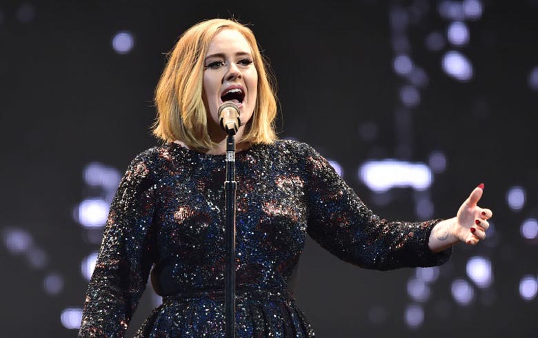 Adele olvidó la letra de su canción en pleno concierto