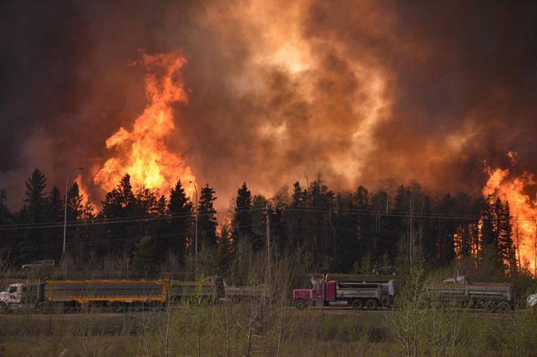 Sigue sin control el incendio que obligó a evacuar ciudad canadiense