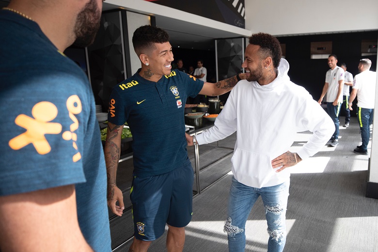 Neymar visitó la concentración de Brasil