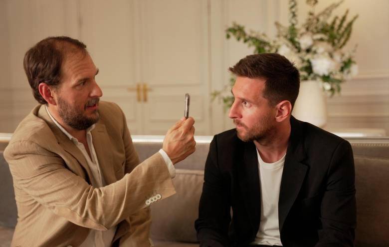 Andrés Parra y Messi en una escena de la serie Los Protectores.