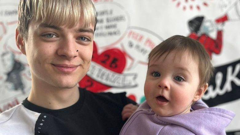 Los padres que luchan contra los estereotipos de la paternidad joven